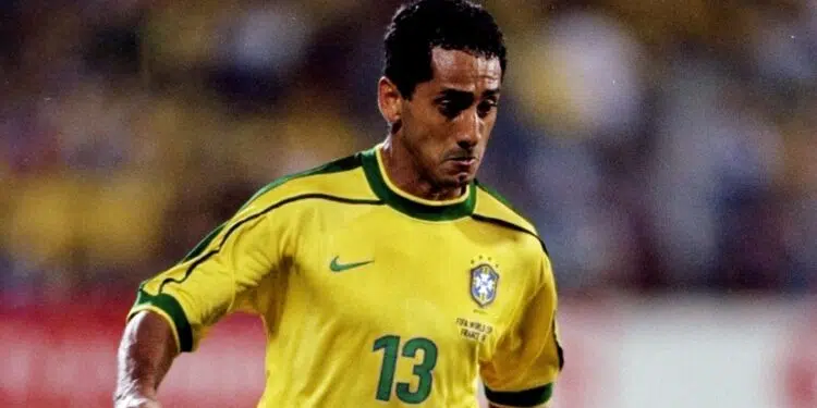 Zé Carlos em ação na Copa do Mundo de 1998, contra a Holanda