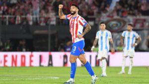 Omar Alderete, do Paraguai, comemora o gol marcado contra a Argentina