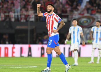 Omar Alderete, do Paraguai, comemora o gol marcado contra a Argentina