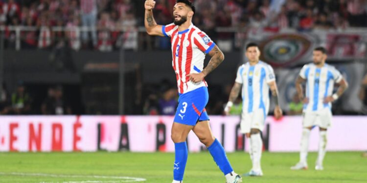 Omar Alderete, do Paraguai, comemora o gol marcado contra a Argentina
