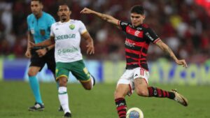Ayrton Lucas, do Flamengo, carrega a bola durante partida contra o Cuiabá, válida pelo Brasileirão