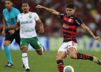 Ayrton Lucas, do Flamengo, carrega a bola durante partida contra o Cuiabá, válida pelo Brasileirão