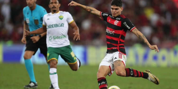 Ayrton Lucas, do Flamengo, carrega a bola durante partida contra o Cuiabá, válida pelo Brasileirão