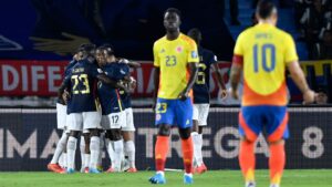 Jogadores do Equador se abraçam e comemoram o gol marcado contra a Colômbia, em partida válida pelas Eliminatórias