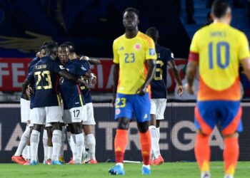 Jogadores do Equador se abraçam e comemoram o gol marcado contra a Colômbia, em partida válida pelas Eliminatórias