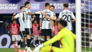 Jogadores da Argentina se abraçam após o gol marcado contra o Peru, em partida válida pelas Eliminatórias