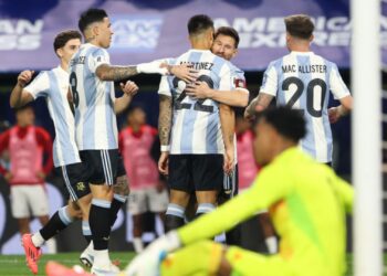 Jogadores da Argentina se abraçam após o gol marcado contra o Peru, em partida válida pelas Eliminatórias