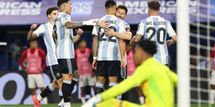 Jogadores da Argentina se abraçam após o gol marcado contra o Peru, em partida válida pelas Eliminatórias