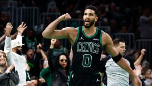 Jayson Tatum, do Boston Celtics, comemora após marcar uma cesta contra o Cleveland Cavaliers