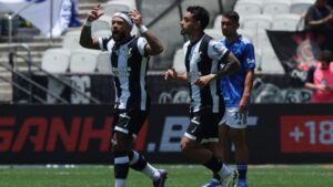 Memphis Depay, do Corinthians, comemora após marcar um gol contra o Cruzeiro, em partida válida pelo Brasileirão