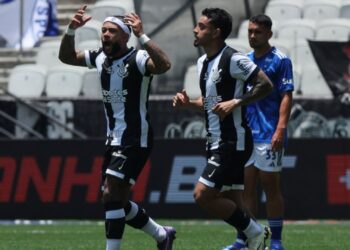 Memphis Depay, do Corinthians, comemora após marcar um gol contra o Cruzeiro, em partida válida pelo Brasileirão