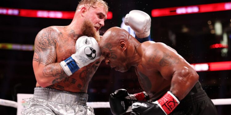 Jake Paul e Mike Tyson durante luta de boxe