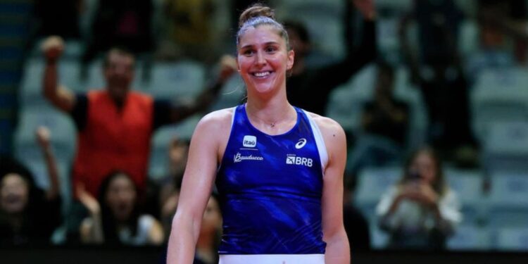 Bia Haddad Maia após vencer Solana Sierra, em partida válida pelos playoffs da Billie Jean King Cup