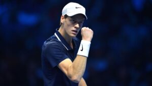 Jannik Sinner comemora vitória contra Casper Ruud, em partida válida pelo ATP Finals