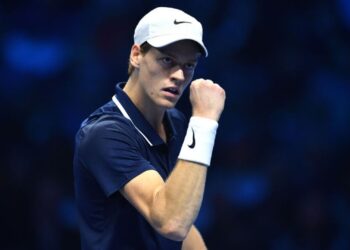 Jannik Sinner comemora vitória contra Casper Ruud, em partida válida pelo ATP Finals