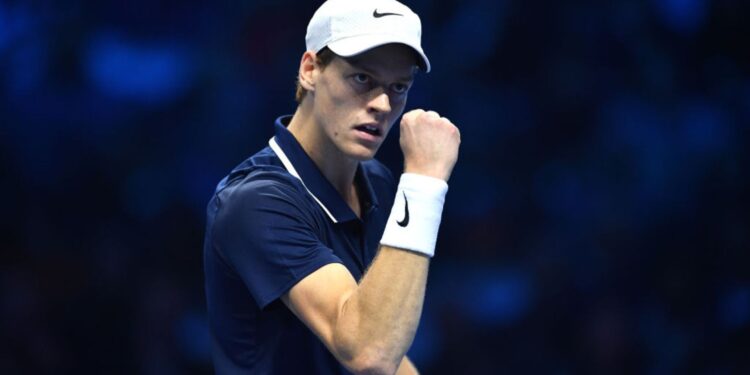 Jannik Sinner comemora vitória contra Casper Ruud, em partida válida pelo ATP Finals
