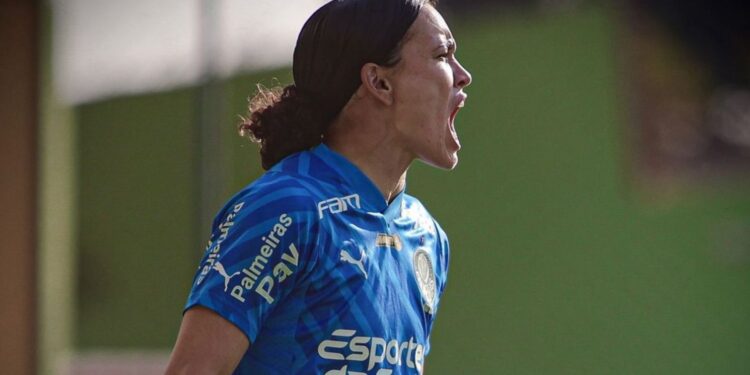 Kate Tapia, goleira do Palmeiras, durante partida contra o Corinthians