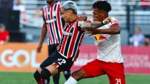 Ferreira, do São Paulo, disputa a posse de bola com Hurtado, do RB Bragantino, em partida válida pelo Brasileirão