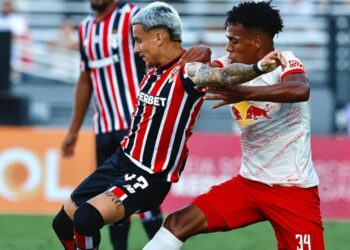 Ferreira, do São Paulo, disputa a posse de bola com Hurtado, do RB Bragantino, em partida válida pelo Brasileirão