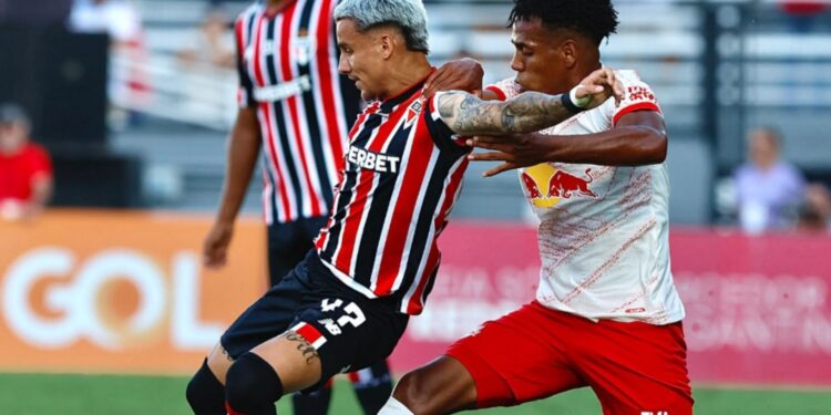 Ferreira, do São Paulo, disputa a posse de bola com Hurtado, do RB Bragantino, em partida válida pelo Brasileirão