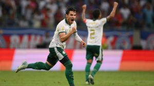 Raphael Veiga, do Palmeiras, comemora após marcar o gol de empate contra o Bahia