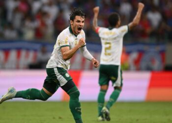Raphael Veiga, do Palmeiras, comemora após marcar o gol de empate contra o Bahia