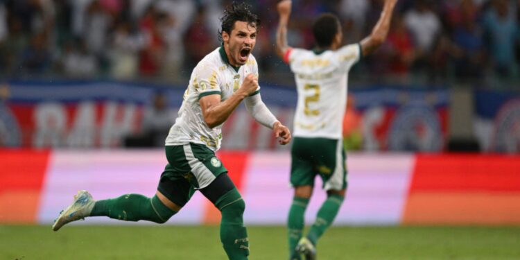 Raphael Veiga, do Palmeiras, comemora após marcar o gol de empate contra o Bahia