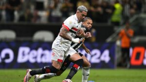 Luciano, do São Paulo, e Otávio, do Atlético-MG, disputam a posse de bola durante partida válida pelo Brasileirão