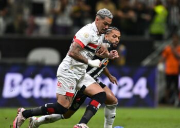 Luciano, do São Paulo, e Otávio, do Atlético-MG, disputam a posse de bola durante partida válida pelo Brasileirão