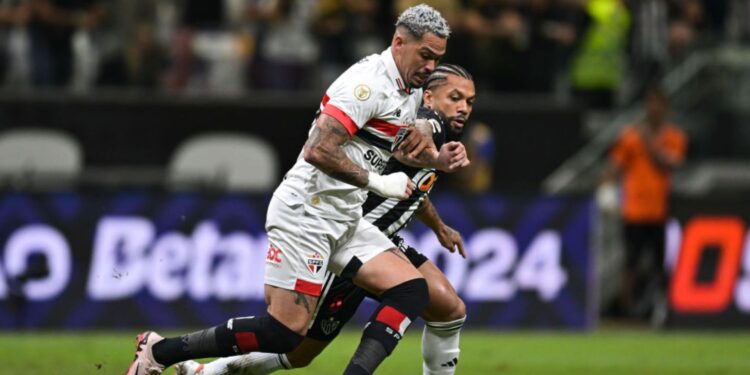 Luciano, do São Paulo, e Otávio, do Atlético-MG, disputam a posse de bola durante partida válida pelo Brasileirão