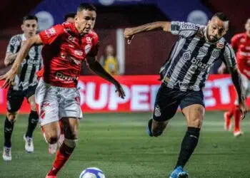 Disputa de bola entre jogadores do Vila Nova e do Santos durante partida válida pelo primeiro turno da Série B