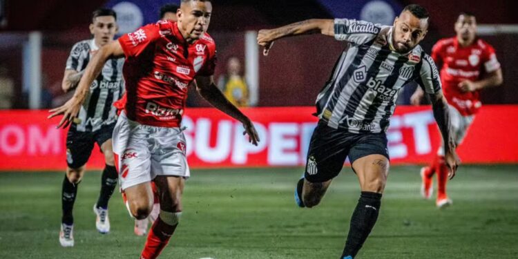 Disputa de bola entre jogadores do Vila Nova e do Santos durante partida válida pelo primeiro turno da Série B