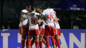Jogadores do Internacional se abraçam e comemoram o gol marcado por Wesley contra o Vasco, em partida válida pelo Brasileirão