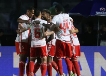 Jogadores do Internacional se abraçam e comemoram o gol marcado por Wesley contra o Vasco, em partida válida pelo Brasileirão