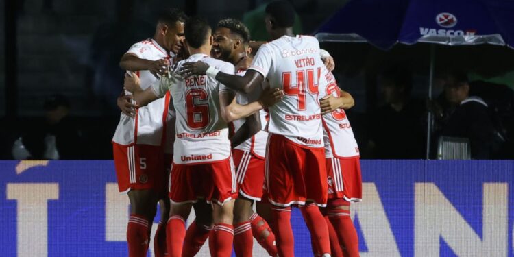 Jogadores do Internacional se abraçam e comemoram o gol marcado por Wesley contra o Vasco, em partida válida pelo Brasileirão