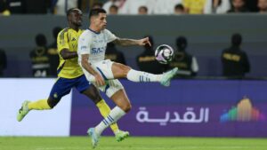 João Cancelo, do Al Hilal, disputa a posse de bola com Sadio Mané, do Al Nassr, em partida válida pelo Campeonato Saudita