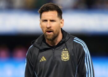 Messi durante aquecimento antes da partida entre Argentina e Peru, pelas Eliminatórias