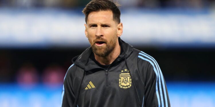 Messi durante aquecimento antes da partida entre Argentina e Peru, pelas Eliminatórias