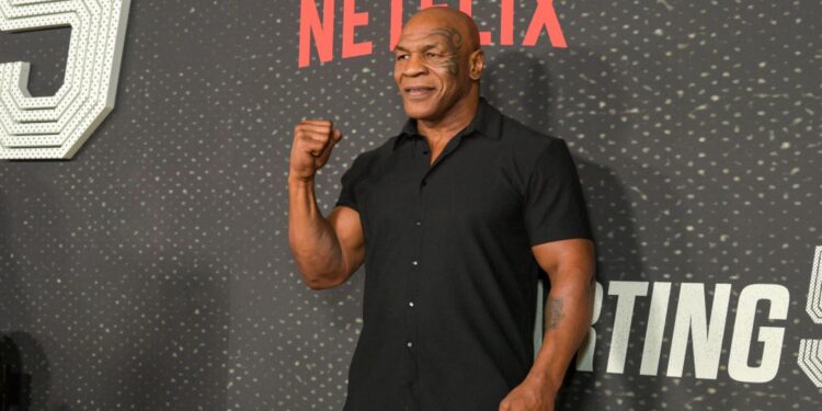 Mike Tyson posa para fotos durante o tapete vermelho de estreia da série 'Starting 5'