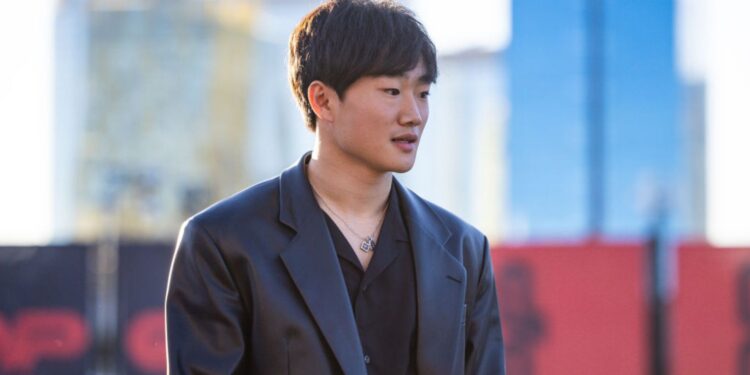 Yuki Tsunoda, piloto da RB, antes do treino do GP de Las Vegas
