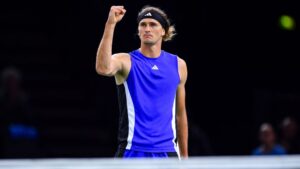 Alexander Zverev comemora a classificação para a semifinal do Masters de Paris