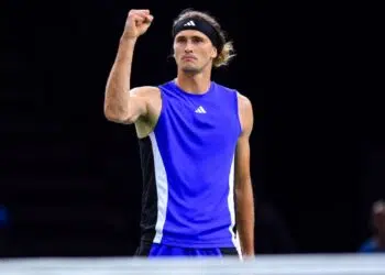 Alexander Zverev comemora a classificação para a semifinal do Masters de Paris