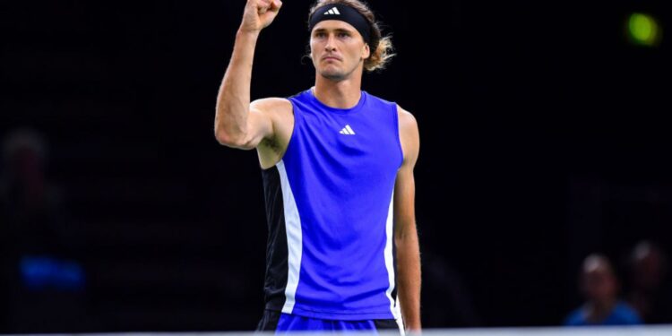Alexander Zverev comemora a classificação para a semifinal do Masters de Paris