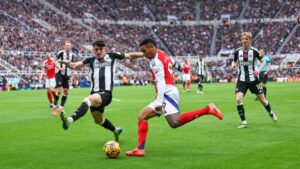 Gabriel Jesus, do Arsenal, prepara um cruzamento enquanto Tino Livramento, do Newcastle, tenta bloqueá-lo em partida válida pela Premier League