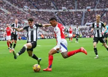 Gabriel Jesus, do Arsenal, prepara um cruzamento enquanto Tino Livramento, do Newcastle, tenta bloqueá-lo em partida válida pela Premier League