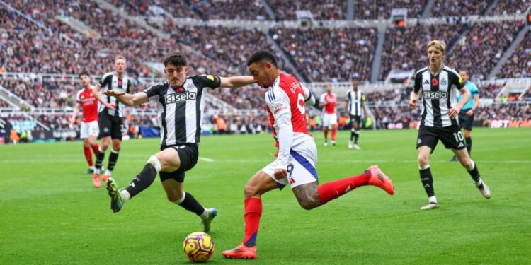 Gabriel Jesus, do Arsenal, prepara um cruzamento enquanto Tino Livramento, do Newcastle, tenta bloqueá-lo em partida válida pela Premier League
