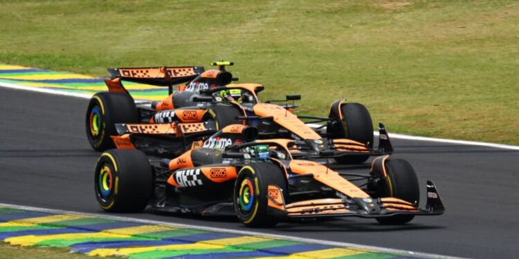 Oscar Piastri e Lando Norris durante a corrida sprint do GP de São Paulo
