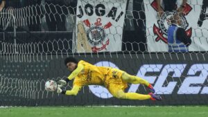 Hugo Souza, goleiro do Corinthians, defende pênalti durante disputa contra o RB Bragantino, válida pela Copa Sul-Americana