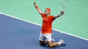 Tallon Griekspoor ajoelha-se e comemora após vencer Jan-Lennard Struff e ir à final da Copa Davis