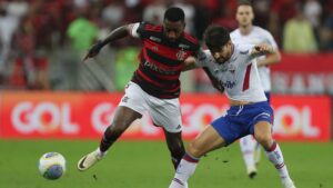 Gerson, do Flamengo, e Pedro Augusto, do Fortaleza, disputam a posse de bola em partida válida pelo Brasileirão